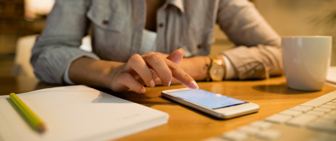 close em uma pessoa clicando na tela do celular