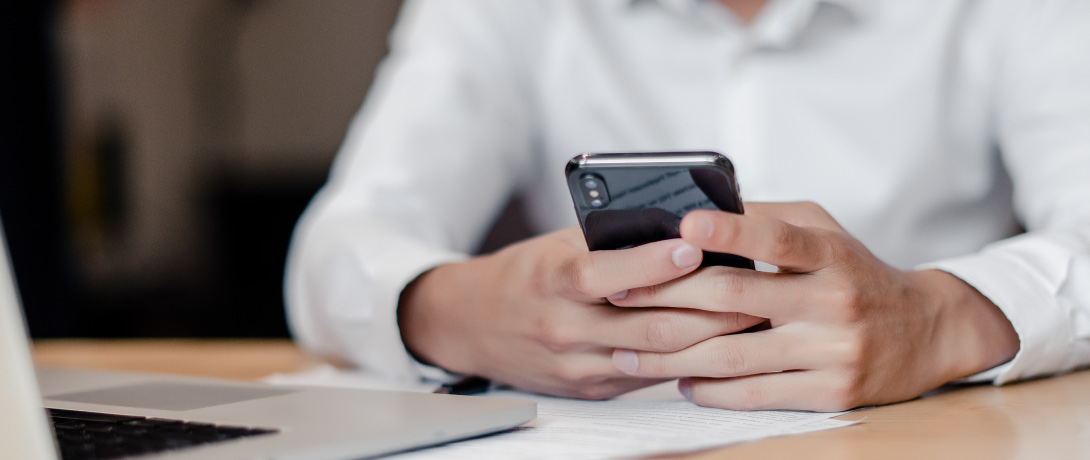 close em uma pessoa mexendo no celular