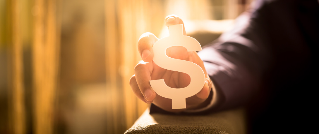 detalhe de uma mão humana tocando em uma ilustração de cifrão