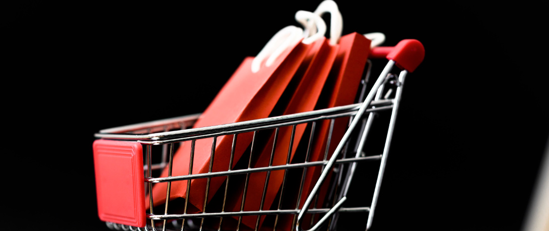 carrinho de compras cheio de sacolas