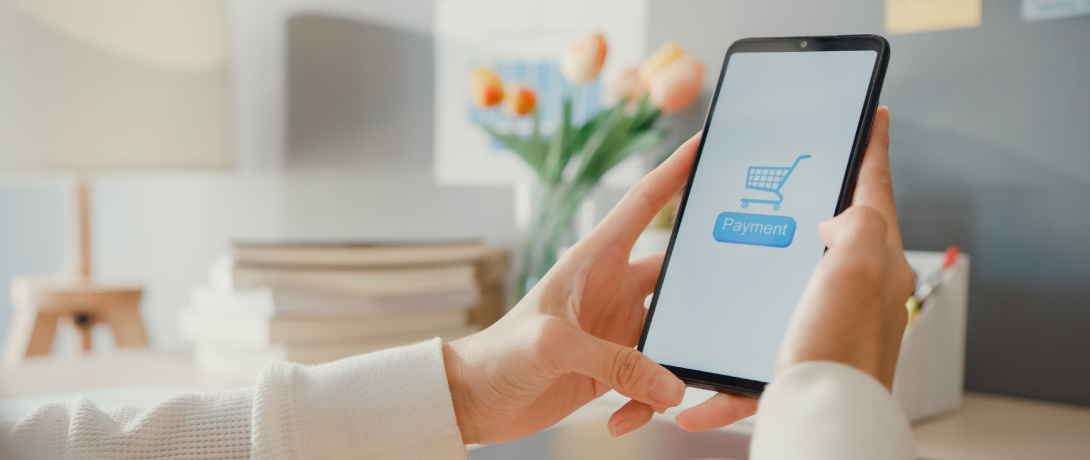 close em tela de celular em tela de pagamento de e-commerce