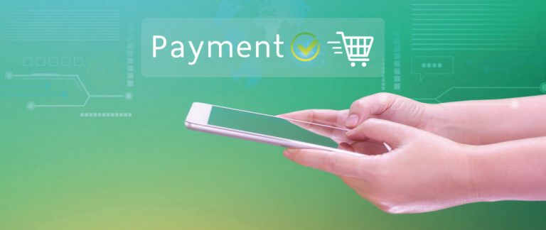 Pessoa usando smartphone para gerar link de pagamento parcelado online de forma rápida e segura.