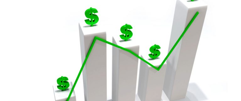Gráfico de barras com símbolos de cifrão mostrando crescimento e cálculo de margem de lucro em um negócio.