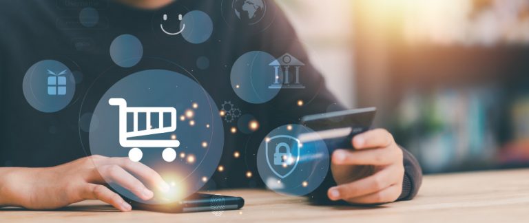 Pessoa utilizando smartphone e cartão de crédito com ícones digitais de segurança e carrinho de compras, representando um sistema de pagamento online seguro.